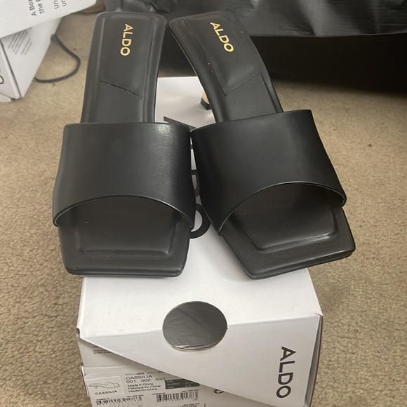 Black heels - Picture 2 of 2